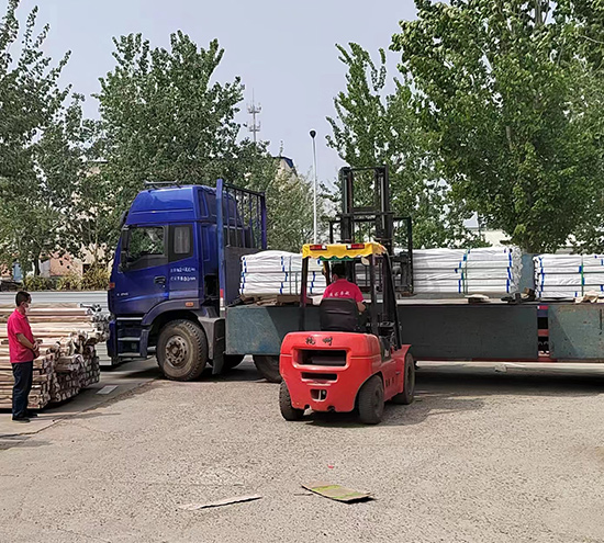 來料卸車，拉彎加工材料執(zhí)行高標準！